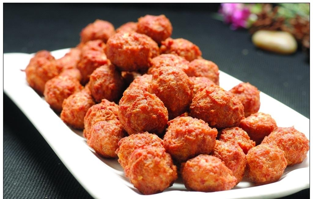 一锅油先炸肉丸子还是先炸菜丸子,炸肉丸子要如何不会爆炸