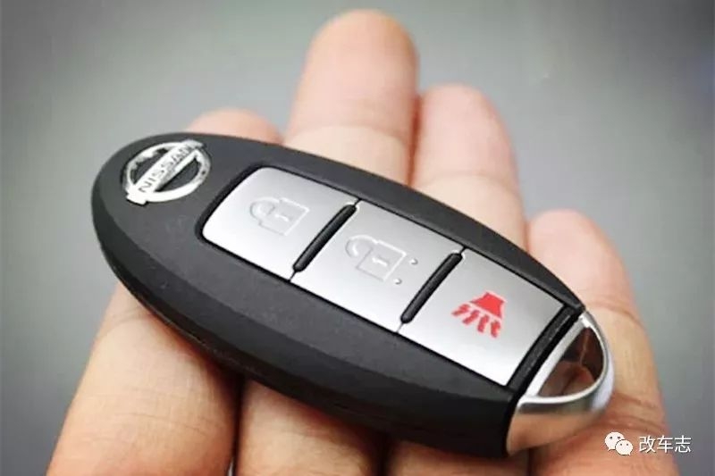 掏出这把骚气的GT-R钥匙后，妹子上我的车了！