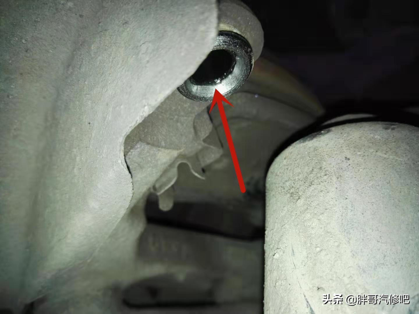 刹车时有哐当一声异响,低速刹车有哐哐哐的响声