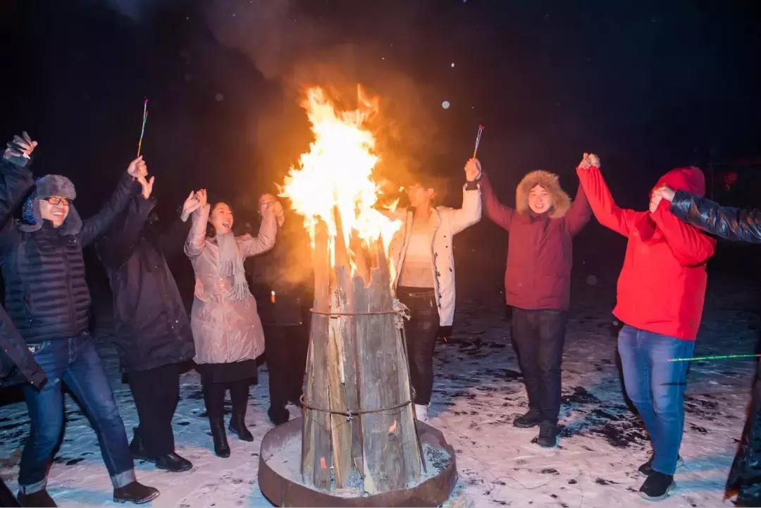 东风本田冰雪远征车队集结松发集团度假宾馆，冰上篝火不夜天！