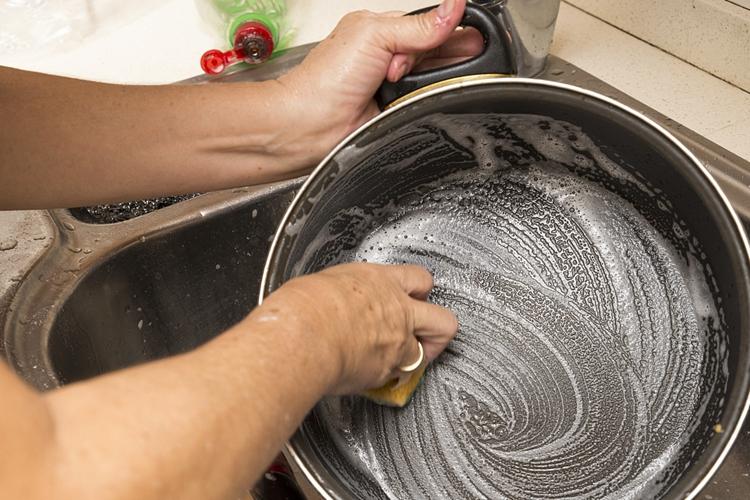 不锈钢锅里烧焦黑怎么清洗干净,不锈钢锅烧焦了怎么办