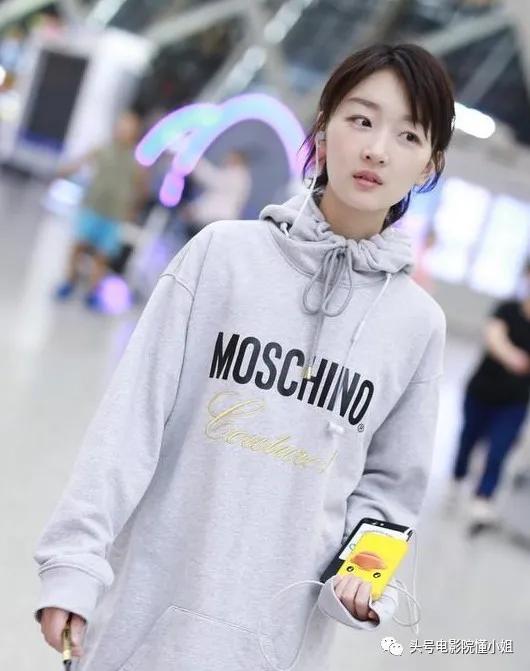 明星手机壳泄密:那英骂人名言火了,杨幂买9.9元便宜货,悲剧了