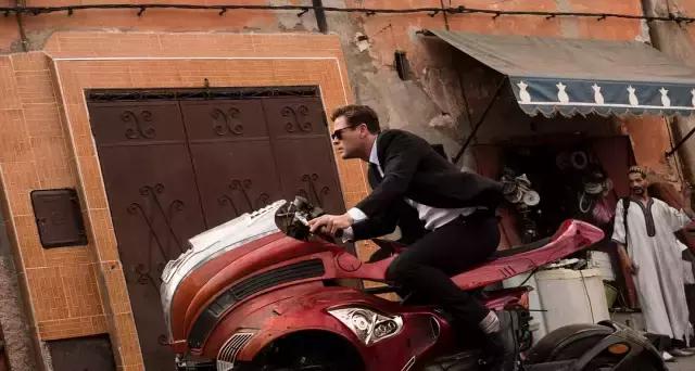 男靠美色，女靠脑洞，当代的“黑衣人”特工标配