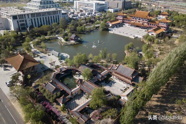 曾花上亿搞阅兵，如今10亿豪宅被拆，天津首富怎么了？