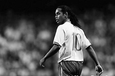 他是足球精灵，他的牛尾巴过人惊艳世界，现在用假护照被抓