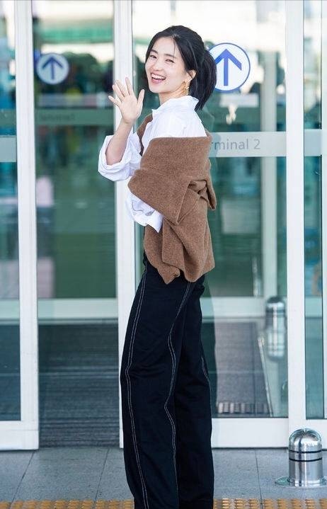 金泰梨白衬衣怎么搭配 (金泰梨白衬衫怎么搭配)