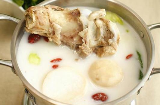 熬骨头汤怎么能熬成白汤,熬骨头汤正确做法