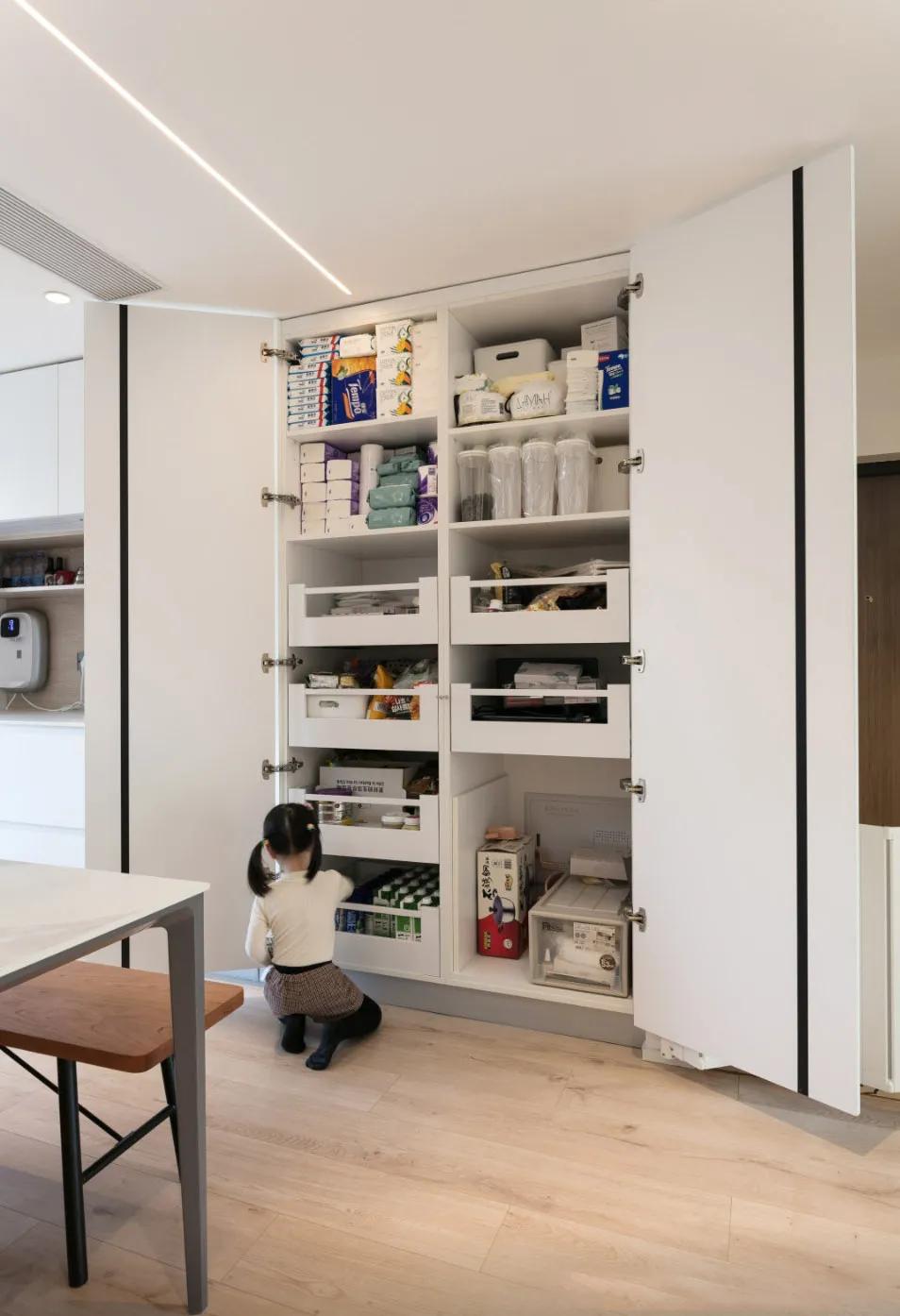 100平现代简约阳台装修风格,125平带阳台简约温馨装修风格