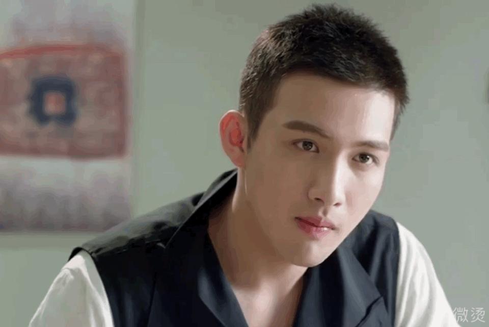 嘉行“重男轻女”，女艺人抠脚8个月，男艺人集体出逃？