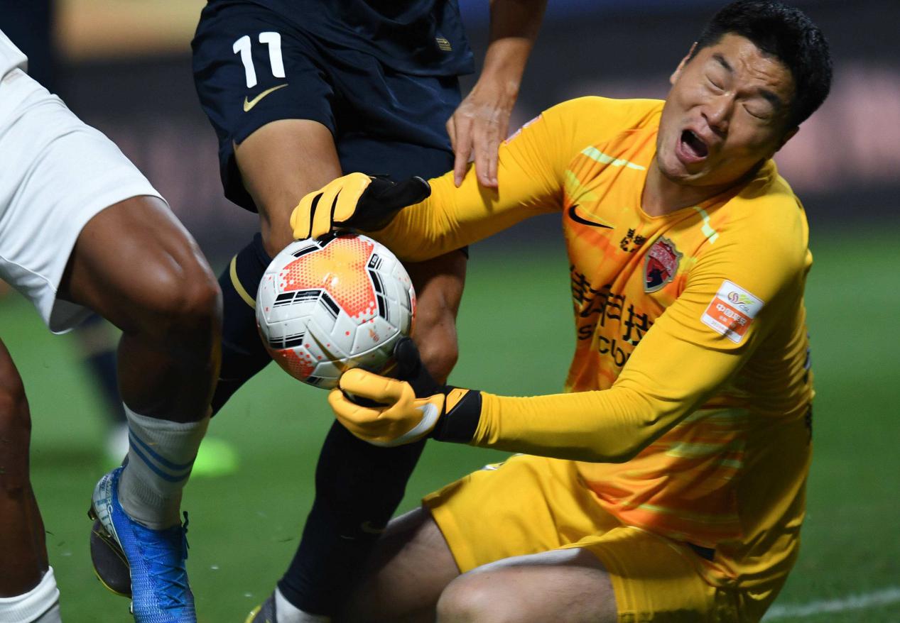 中超搞笑一幕，深足球员意外受伤，队医紧急救助，场面欢乐无比