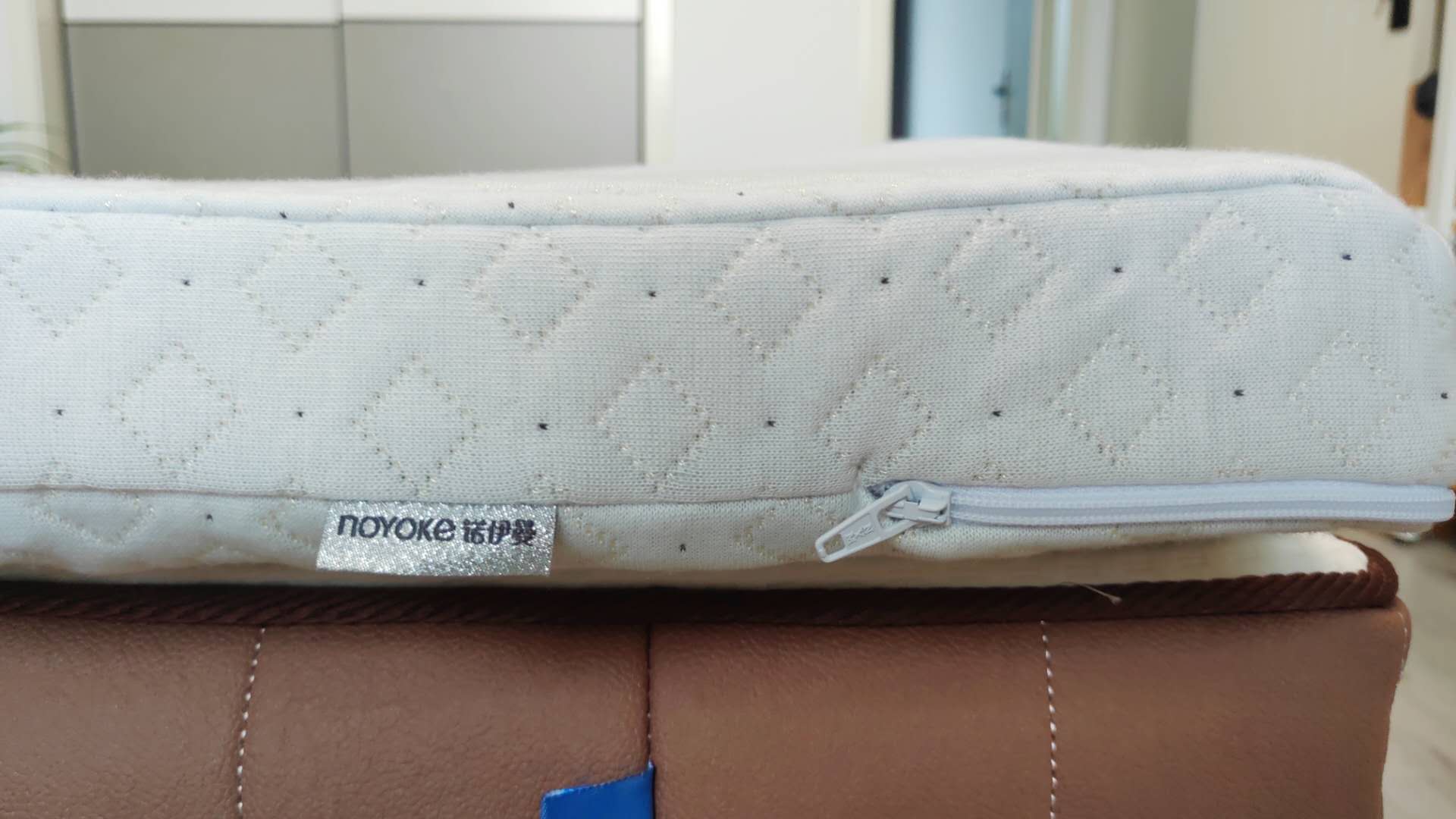 睡一个好觉需要记忆棉材质的床垫,记忆棉床垫和枕头