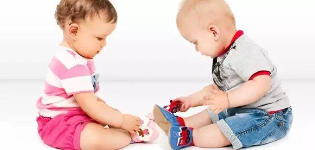 究竟该不该给孩子买大一码的鞋子,孩子穿大一点的鞋好还是小的好