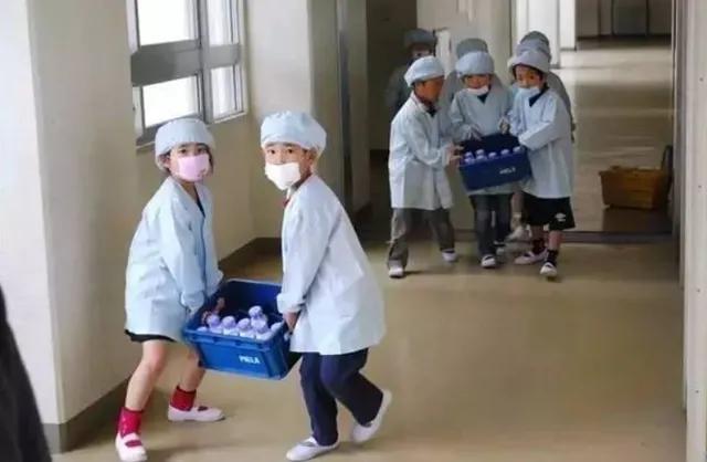 日本小学生午餐日常的全过程,日本小学生午餐纪录片