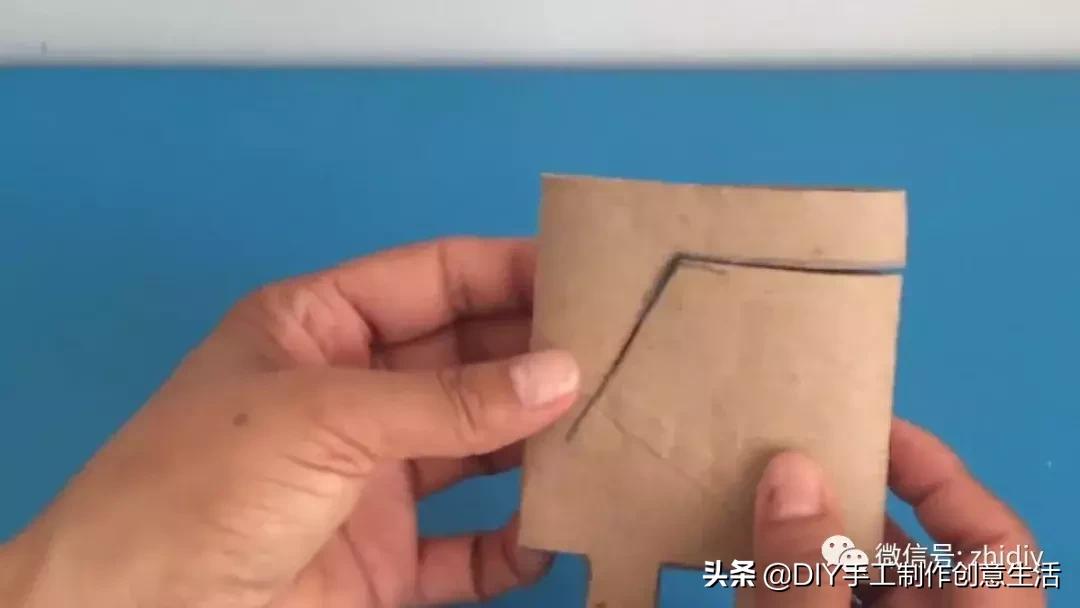 用白纸做个可爱的咩咩羊,用纸折一个可爱的小山羊