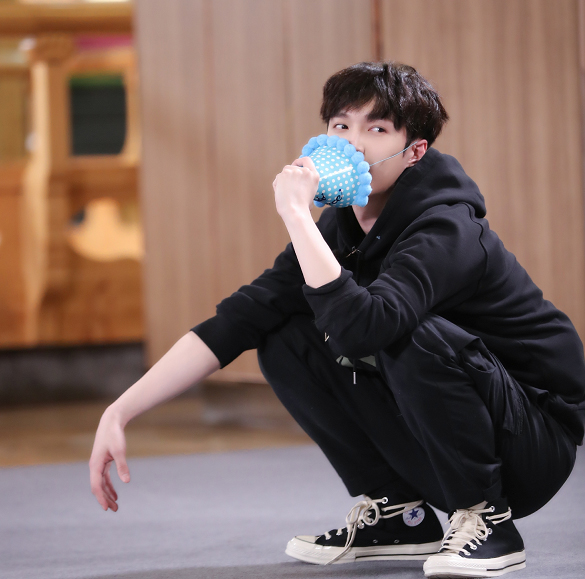 张艺兴匡威联名款穿搭,张艺兴穿黑匡威