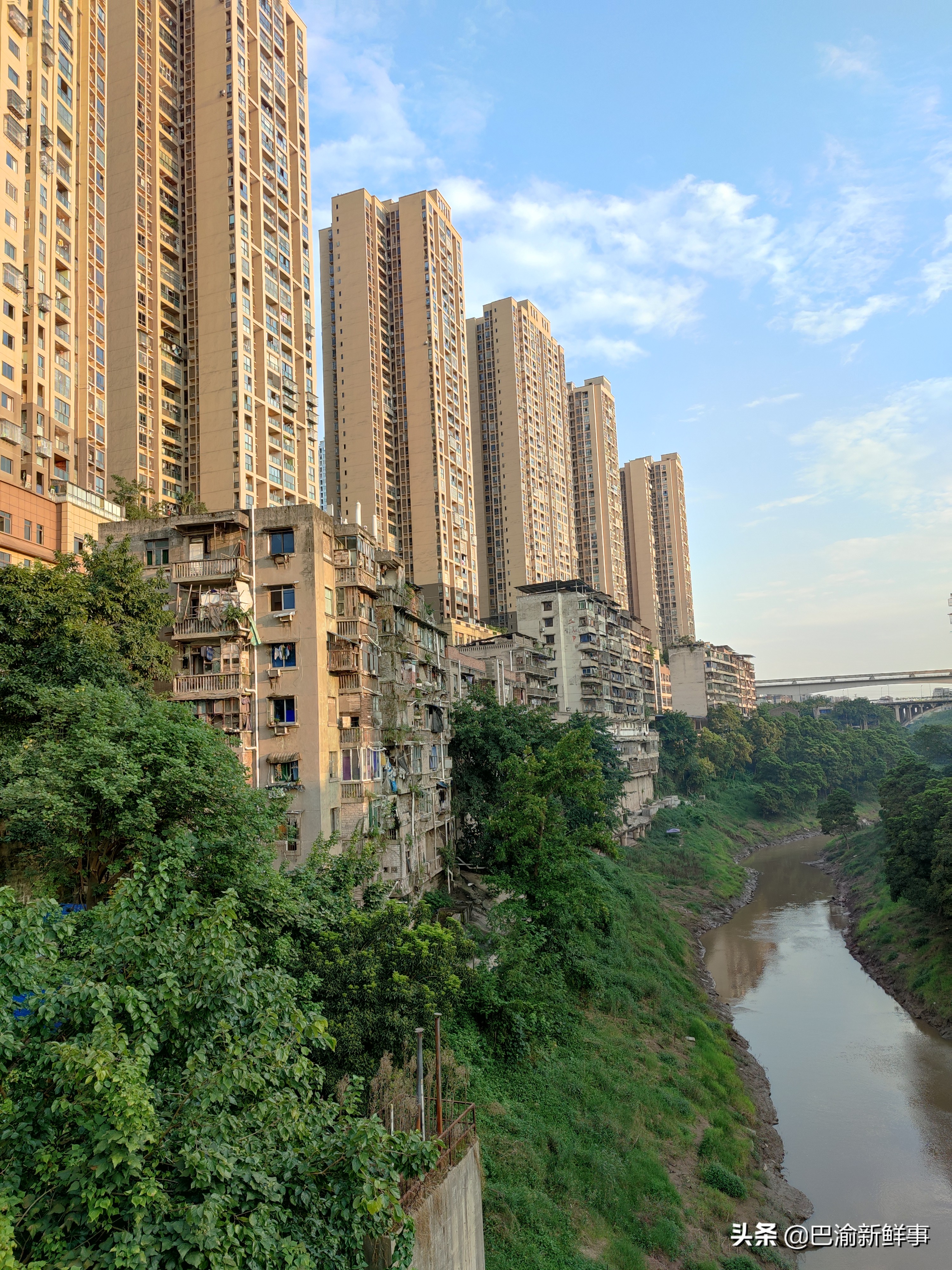 重庆巴南鱼洞这条街有点怪,一边是高楼大厦,一边是旧房