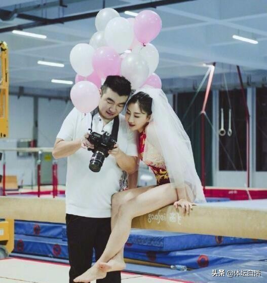 何雯娜梁超婚礼送祝福明星,何雯娜探班富豪老公