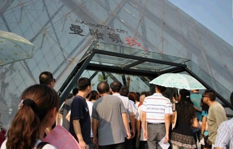 雷翻天！重庆首个带空中泳池的超级豪宅交房，现场惨不忍睹