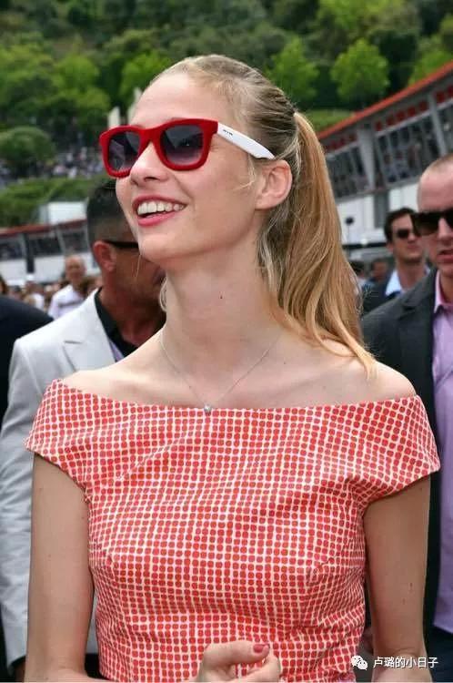 摩纳哥王妃终于精心打扮,摩纳哥最美王妃穿衣搭配