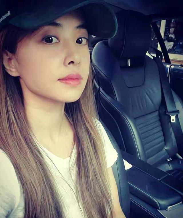 蔡依林穿白t搭短裙与粉丝合影,蔡依林未来感杂志大片