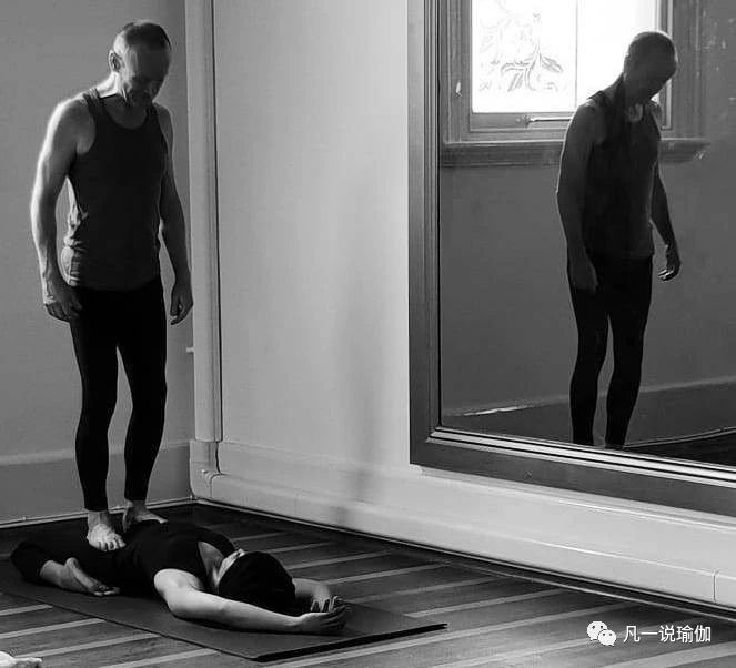 卧英雄式腰下不去说明什么,卧英雄式躺不下去的原因