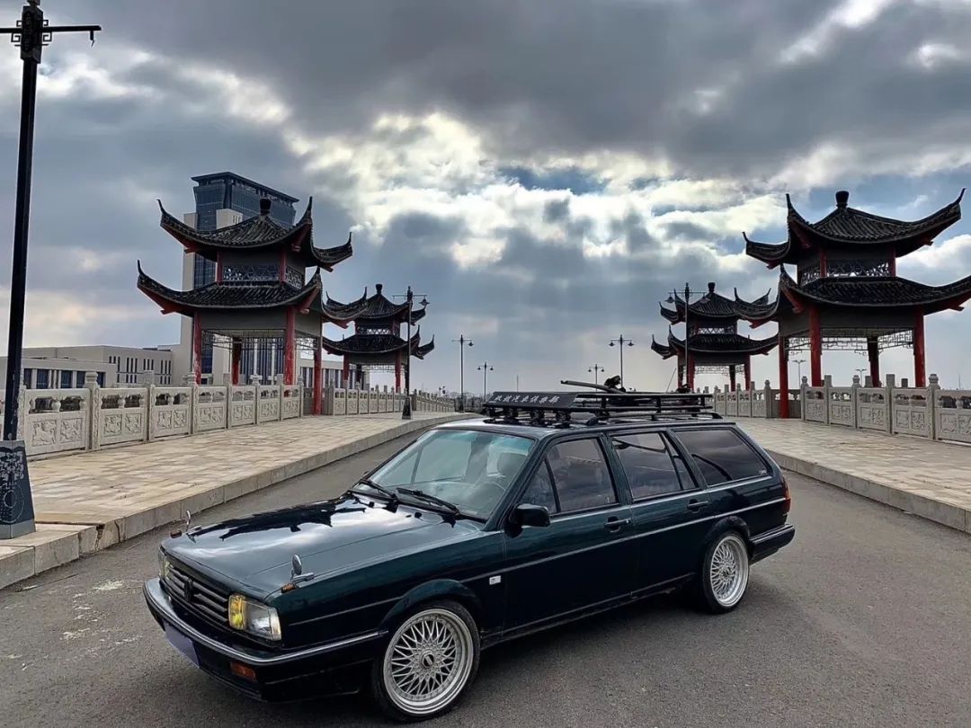 同时拥有好几辆摩托车,同时有多辆越野车