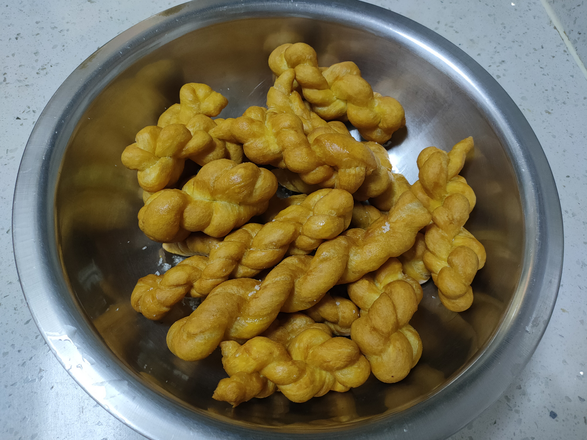 炸麻花加了泡打粉是脆的还酥的,家庭炸麻花不用酵母粉不用泡打粉