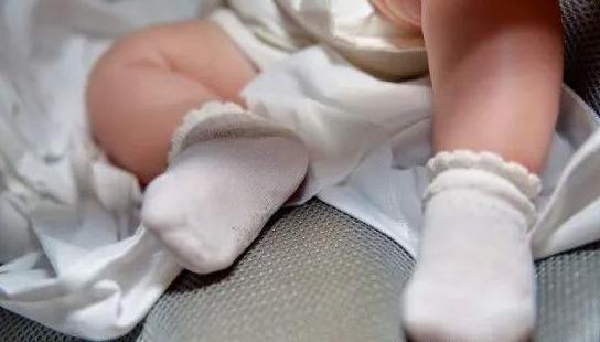 宝宝为什么总脱袜子,为什么宝宝爱脱袜子