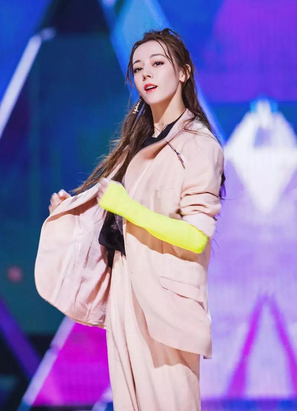 热巴当众撕衣服热舞,谁受得了