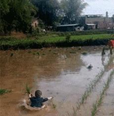 搞笑gif开心一刻不按常理出牌,搞笑gif趣图哥们别拍马屁很危险的