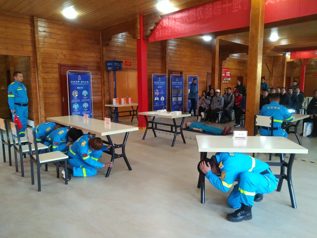 深圳的校长们点赞晶新科技复合型应急疏散逃生演示演练教学