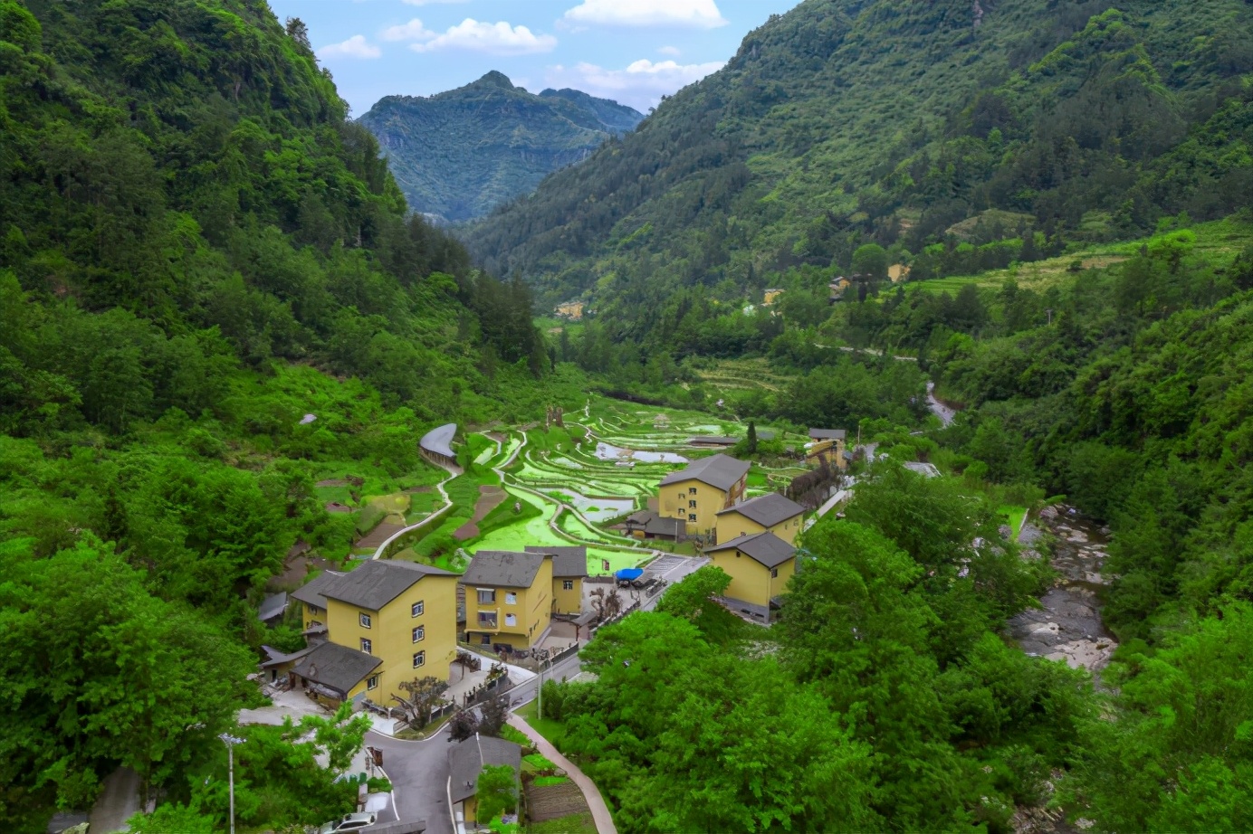 融创联合清华大学捐赠中益乡帮扶项目,探索乡村振兴长效共建模式