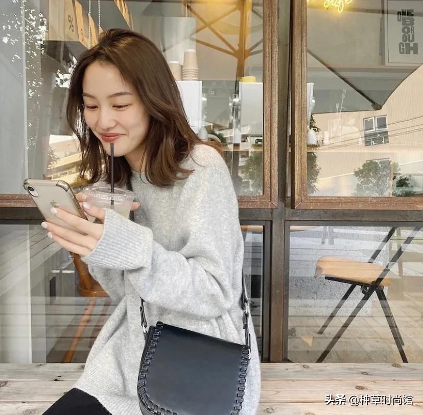 厚毛衣流行这样穿这也太洋气了,现在的毛衣都是短款高个要怎么穿