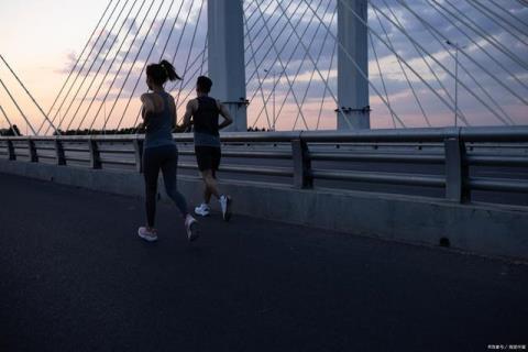 43岁男人每天夜跑5公里,45岁山东男子每晚坚持夜跑5公里