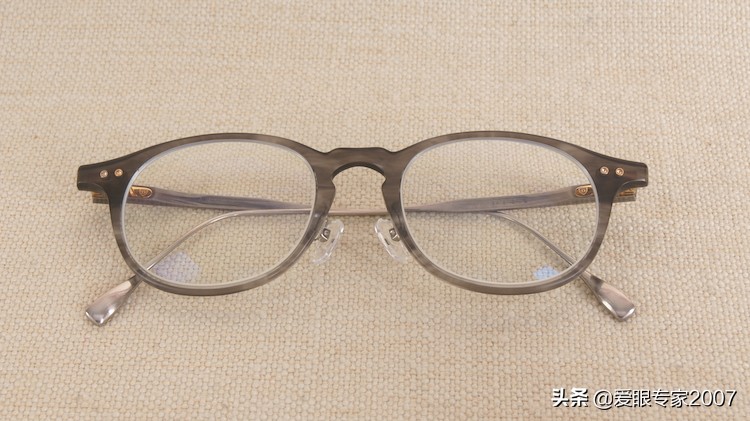 板材眼镜鼻托掉了怎么配,板材眼镜鼻托如何卸下来