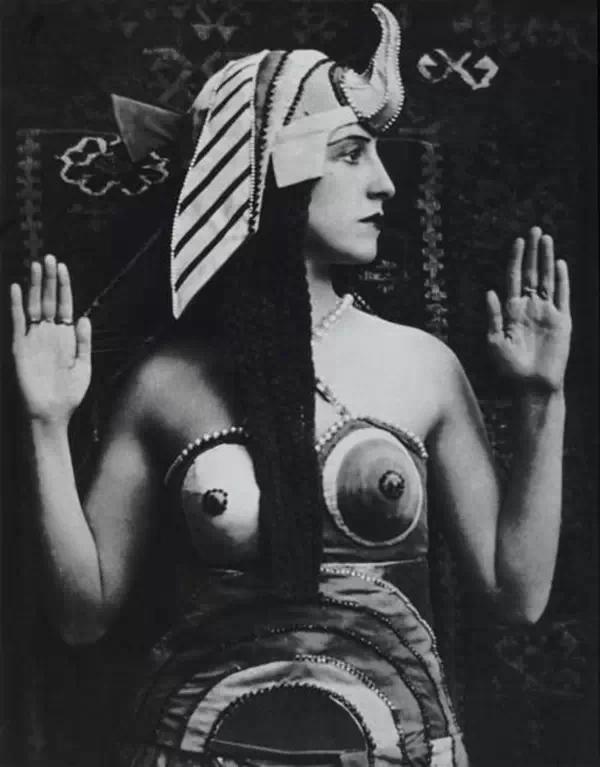 她亲眼看着自己的画作挂进卢浮宫，这位“时尚先锋”不输香奈儿