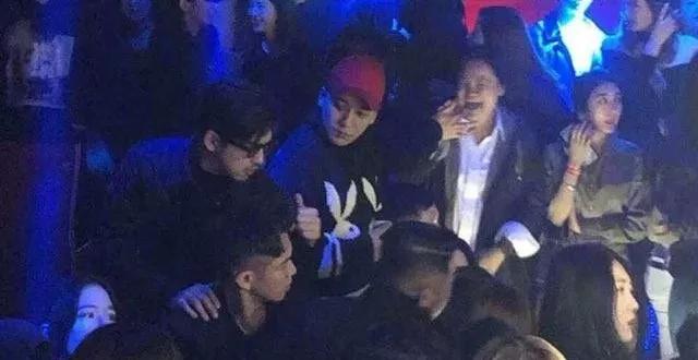 比起老男人，她果然还是更爱富二代啊