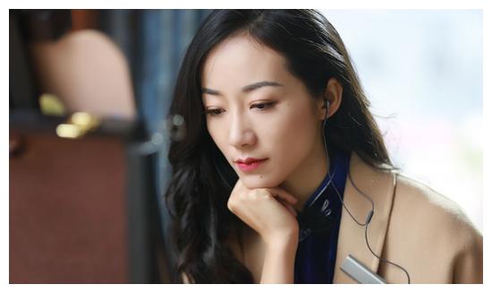 韩雪现身机场耍手机,韩雪穿西装走机场