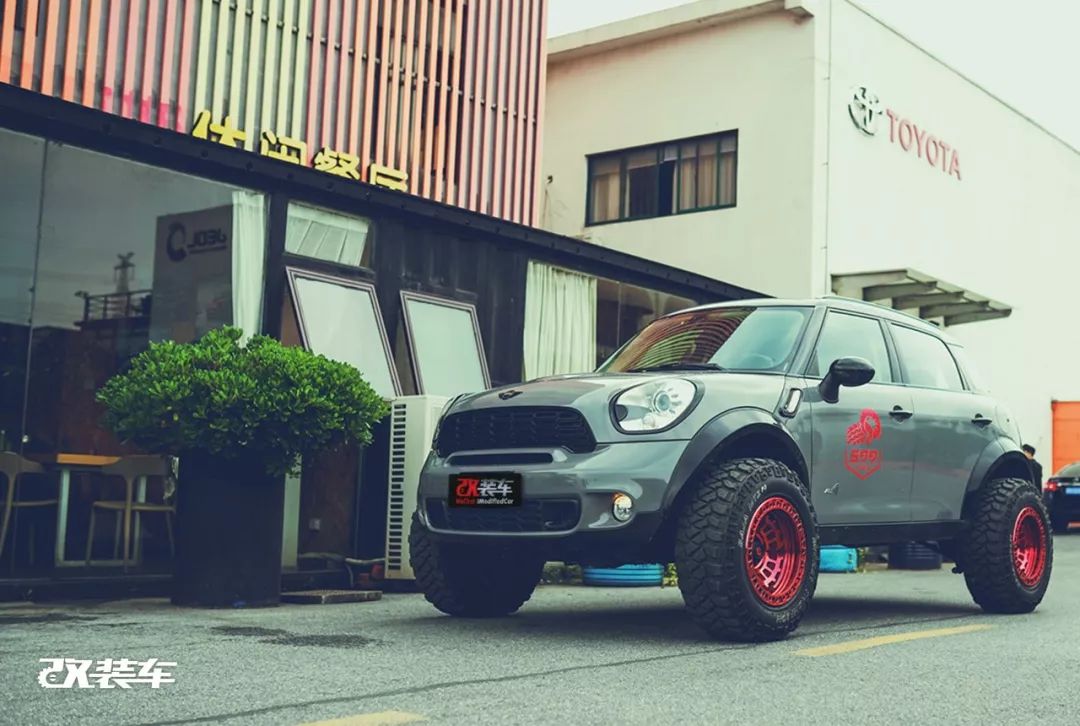 网友花费十几万，把MINI乡下人爆改成大脚怪