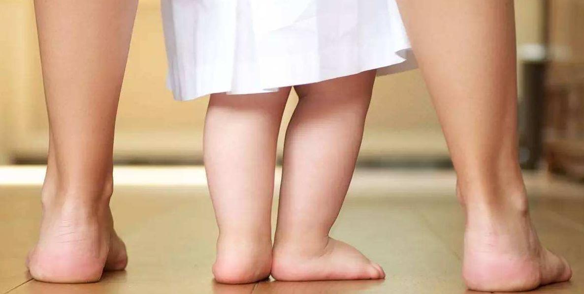 小孩的脚要不要穿袜子,宝宝光脚穿不住袜子怎么办