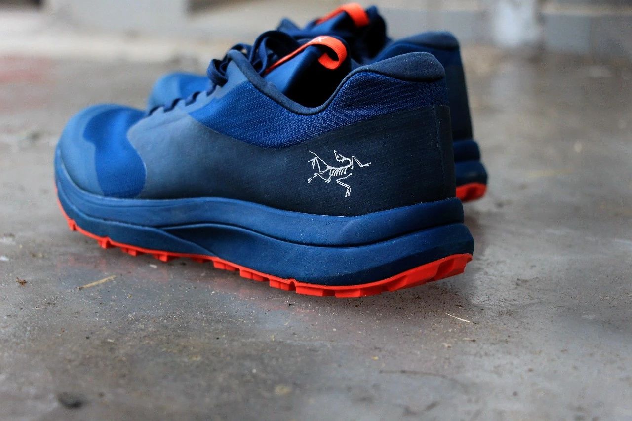 公认脚感最好的户外鞋始祖鸟,始祖鸟越野跑鞋高帮灰色