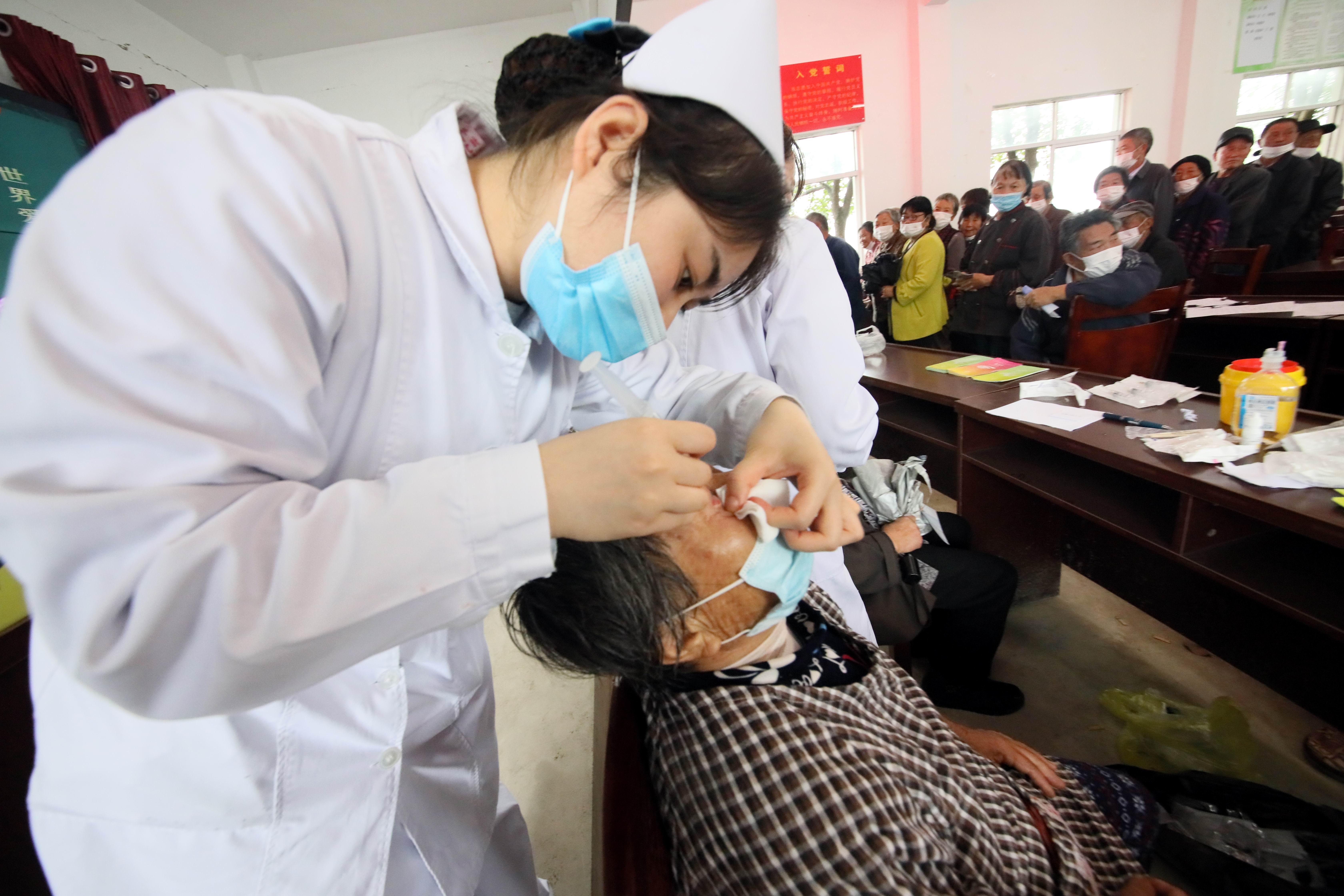 安徽芜湖：当“重阳节”遇上“世界爱眼日”，他们一起来到长乐村