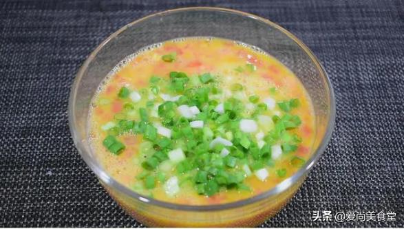 西红柿炒鸡蛋加上它味道更好吃,西红柿别再炒着吃了