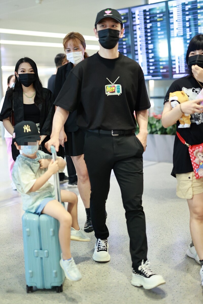 黄晓明带儿子现身机场同款,黄晓明极限挑战厚底鞋