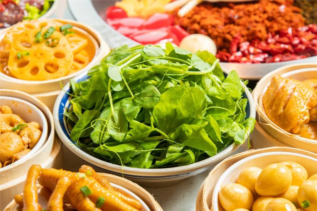 等位2000桌的“卤校长”杀进人广！女生来，免费吃