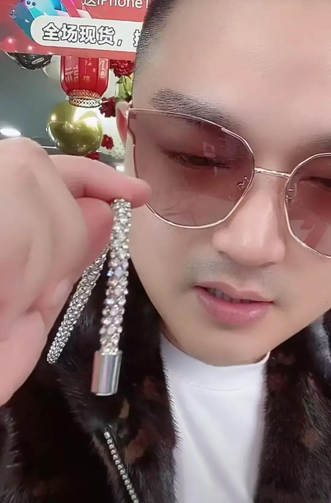 KS电商直播间出现卖近10万一件的大衣