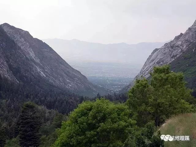 冰川地貌断层图,喀斯特溶蚀地貌的形成过程图片