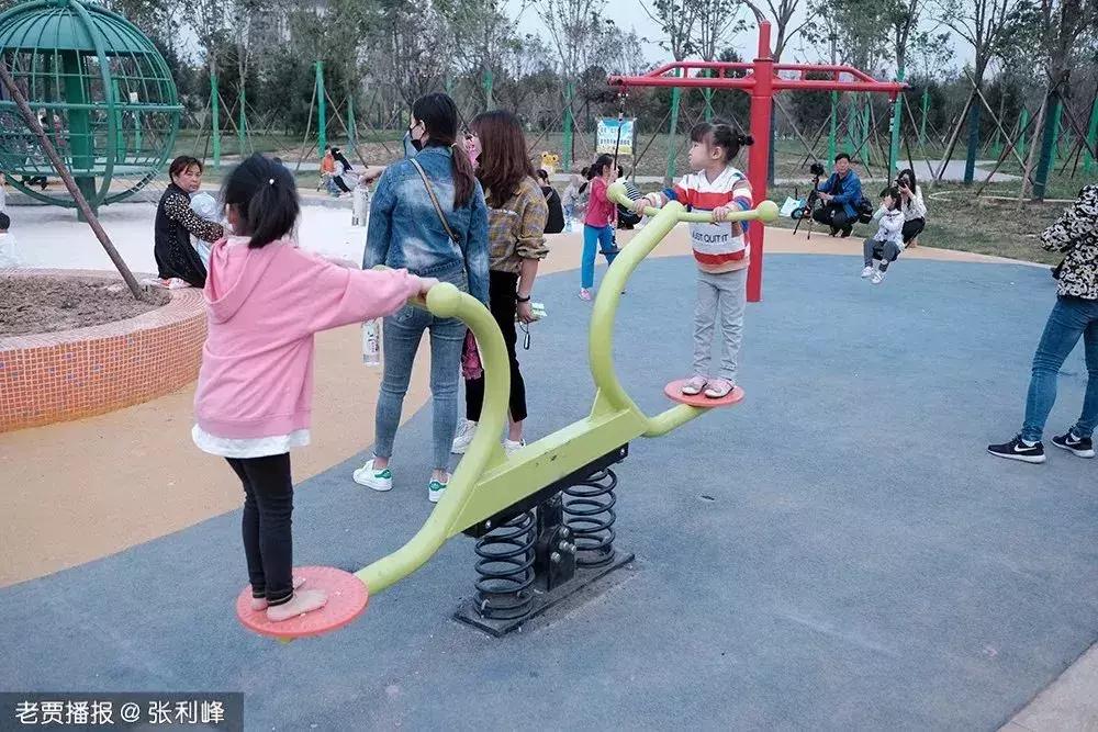 哪个公园好玩又免费又滑滑梯,半圆滑梯攀岩公园