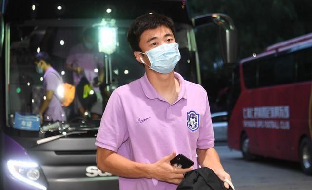 中超后卫连续三次停球,中超足球接球失误视频