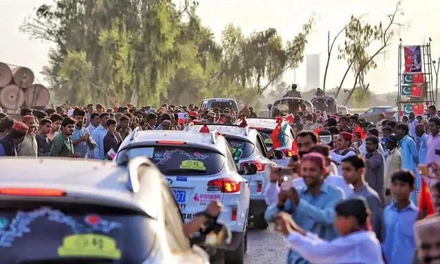 中国游客去巴基斯坦旅游,买水时被老板拉住不让走,真相让人感动